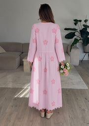 Robe longue brodée rose — dos