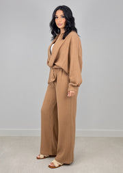 Ensemble ample en mousseline brun clair — vue de profil portée
