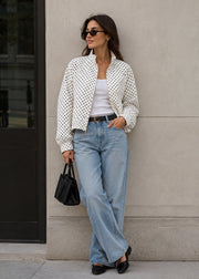 Veste zippée à pois — vue portée en pied.