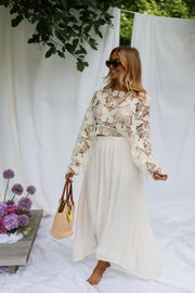 Jupe longue fluide doublée beige portée par une femme, silhouette entière, panier, lunettes