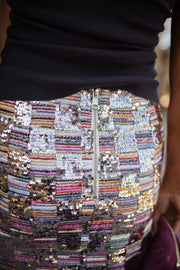 Jupe courte à sequins portée par une femme, vue rapprochée, sequins, fermeture