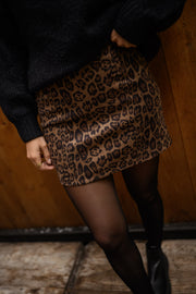 Jupe léopard effet daim portée par une femme, vue rapprochée, imprimé léopard, collants