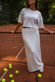 Jupe longue coupe droite portée par une femme, silhouette entière, balles de tennis, jupe longue