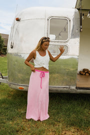 Jupe longue en éponge portée par une femme, silhouette entière, caravane, bras levé