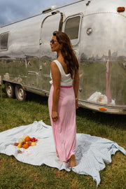 Jupe longue en éponge portée par une femme, vue de dos, caravane