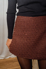 Jupe-short en tweed brillant marron porté par une femme, vue rapprochée, jupe marron, de près