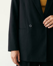 Blazer croisé à coupe ajustée porté par une femme, vue rapprochée, boutonnage croisé