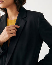 Blazer croisé à coupe ajustée porté par une femme, vue rapprochée, revers, haut moutarde