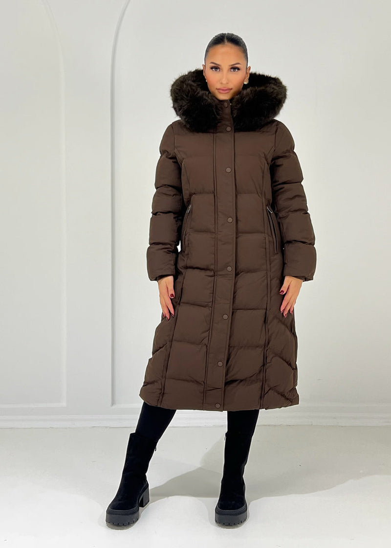 Manteau matelassé brun à capuche — vue portée de face.