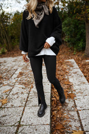 Legging moulant fendu porté par une femme, en marchant, veste noire, marches