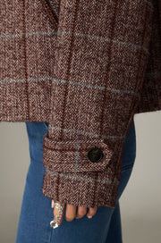 Veste courte à poignets retournés — détail poignet retourné et bouton