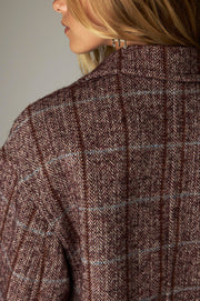 Veste courte à poignets retournés — détail épaule et col au dos