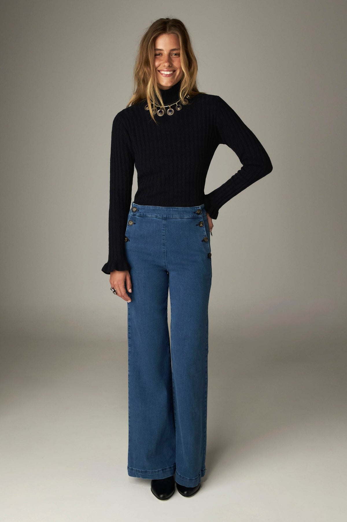Jean bleu à taille haute et jambes larges, porté de face en pied