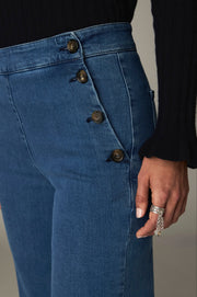 Détail de trois quarts des boutons latéraux du jean bleu