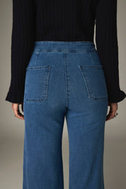Détail de la taille et des deux poches arrière du jean bleu