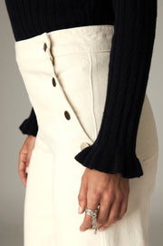 Pull côtelé à col montant — détail boutons dorés du pantalon assorti
