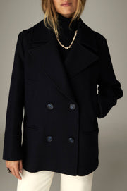 Veste caban bleu marine, vue portée de face, boutonnée