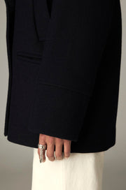 Veste caban bleu marine, détail de la manche