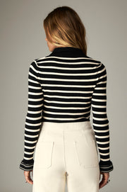 Dos du pull polo noir à rayures horizontales écrues