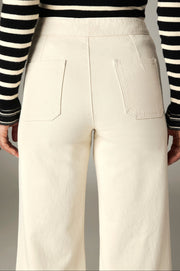 Détail des deux poches arrière plaquées du pantalon écru