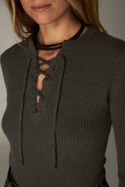 Pull côtelé à encolure lacée — détail lacets noirs et côtes