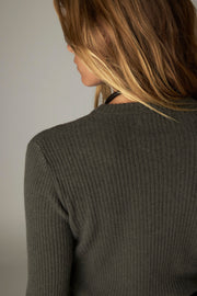 Pull côtelé à encolure lacée — détail épaule et encolure au dos