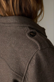Veste courte poches à rabat — détail patte d'épaule boutonnée