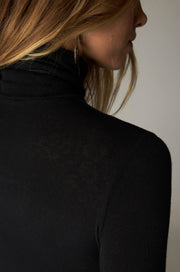 T-shirt col roulé — détail épaule et col