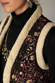 Gilet ouvert imprimé — gros plan col moelleux et broderies florales
