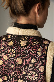Gilet ouvert imprimé — détail nuque et épaule au dos
