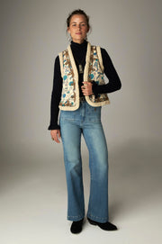 Gilet imprimé à broderies contrastées — vue portée en pied