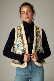Gilet imprimé à broderies contrastées — vue portée de face, plan buste