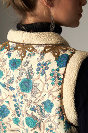 Gilet imprimé à broderies contrastées — détail épaule et broderie au dos