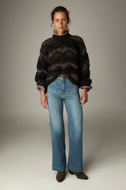 Pull en maille jacquard — vue portée en pied, avec jean large