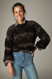 Pull en maille jacquard — vue portée de face, mains sur les hanches
