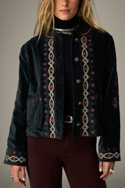 Veste sombre boutonnée à motifs multicolores sur le devant, les poches et les poignets.