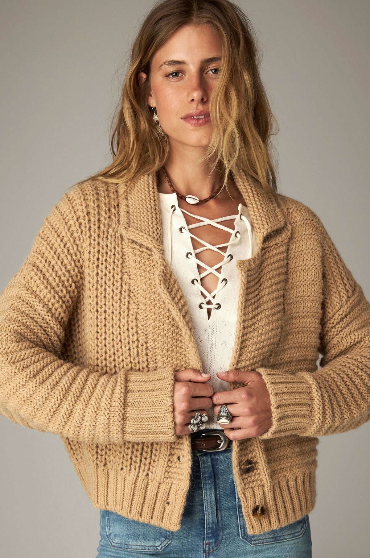 Cardigan maille col revers — vue portée en pied, mains dans les poches