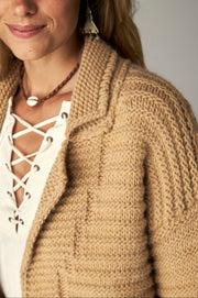 Cardigan maille col revers — gros plan maille et col, boutons