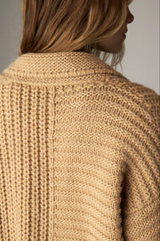 Cardigan maille col revers — gros plan texture côtelée du dos