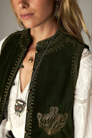 Gilet court brodé — gros plan broderie dorée et perles