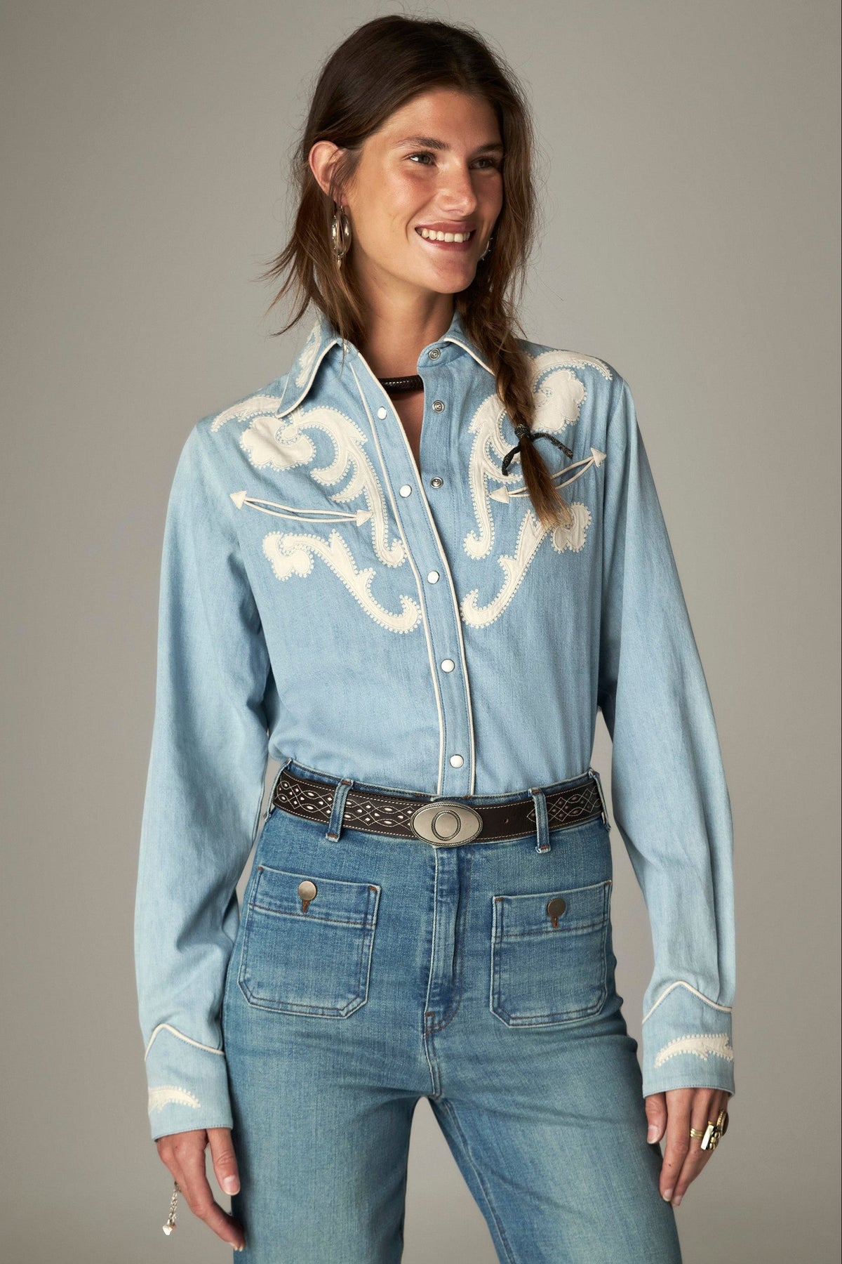 Chemise bleu clair à motifs crème et passepoils contrastants, portée de face