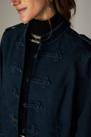 Veste courte à col officier — gros plan brandebourgs et col montant