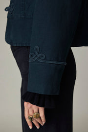 Veste courte à col officier — détail poignet brodé
