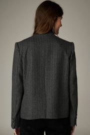 Veste gris foncé à fines rayures, portée de dos.