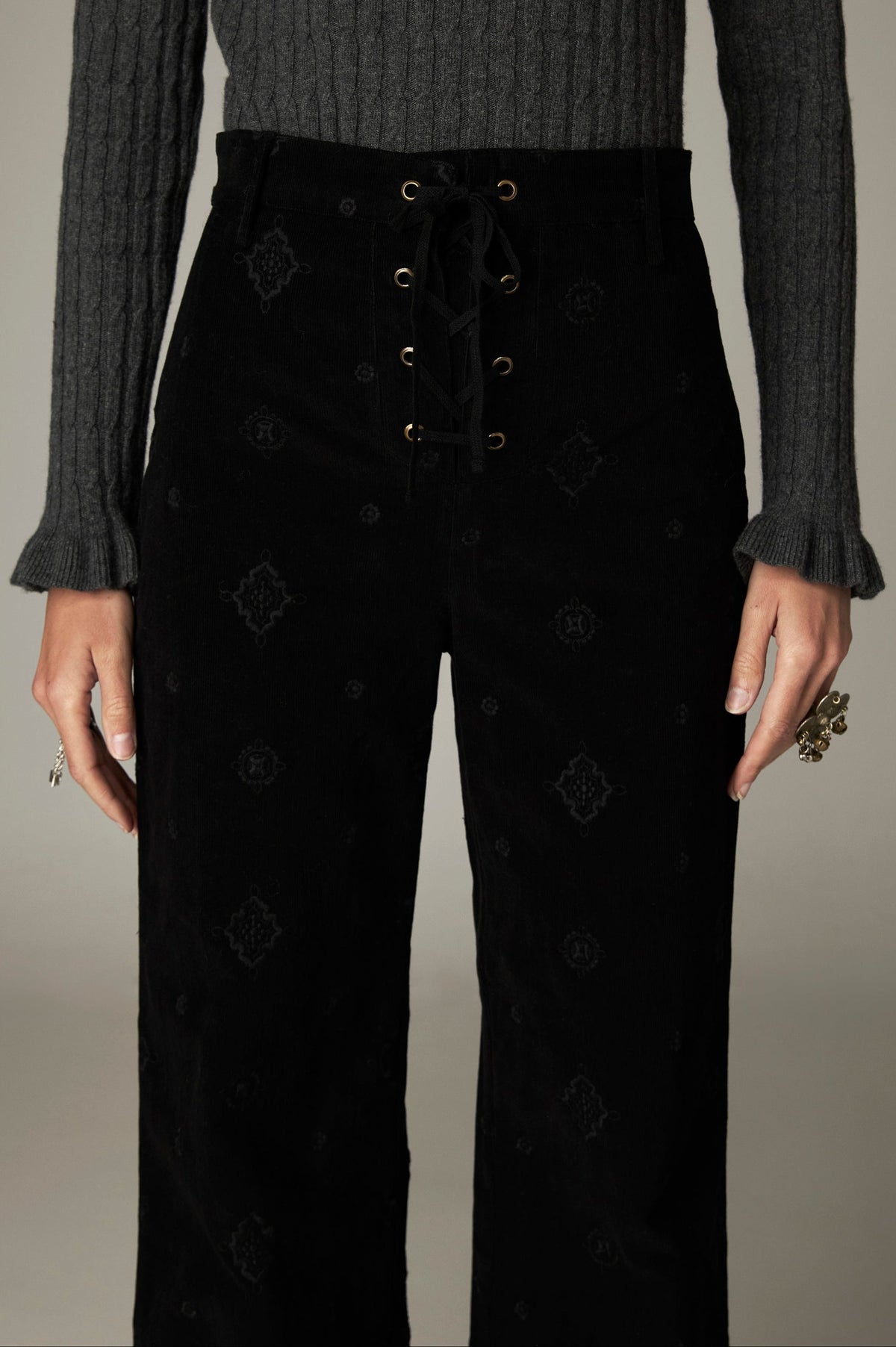 Pantalon noir à jambe évasée