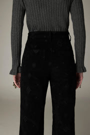 Pantalon noir à jambe évasée