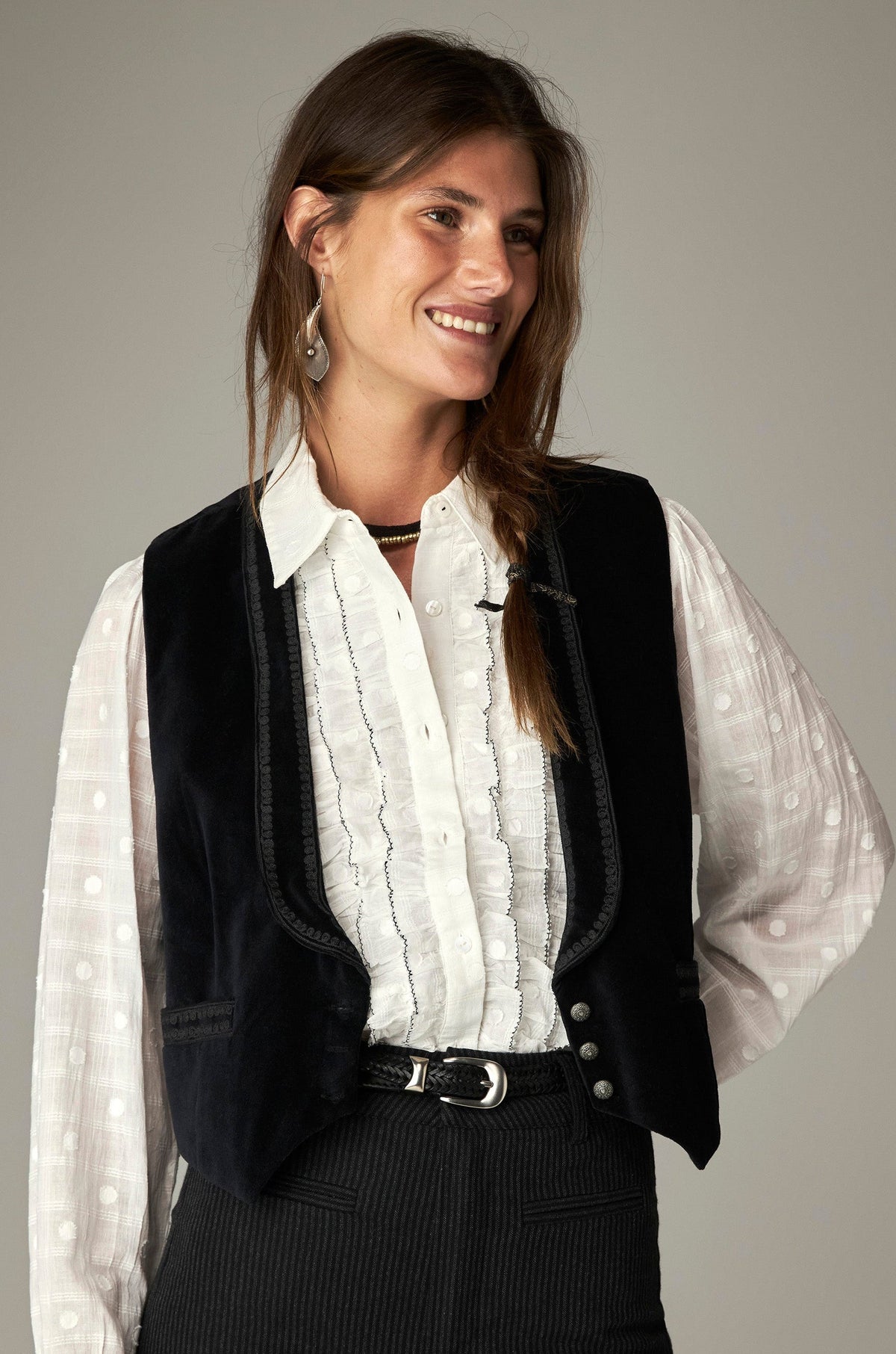 Gilet noir encolure en V — vue portée de face