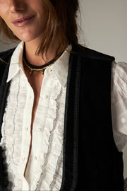 Gilet noir encolure en V — gros plan encolure et col volanté