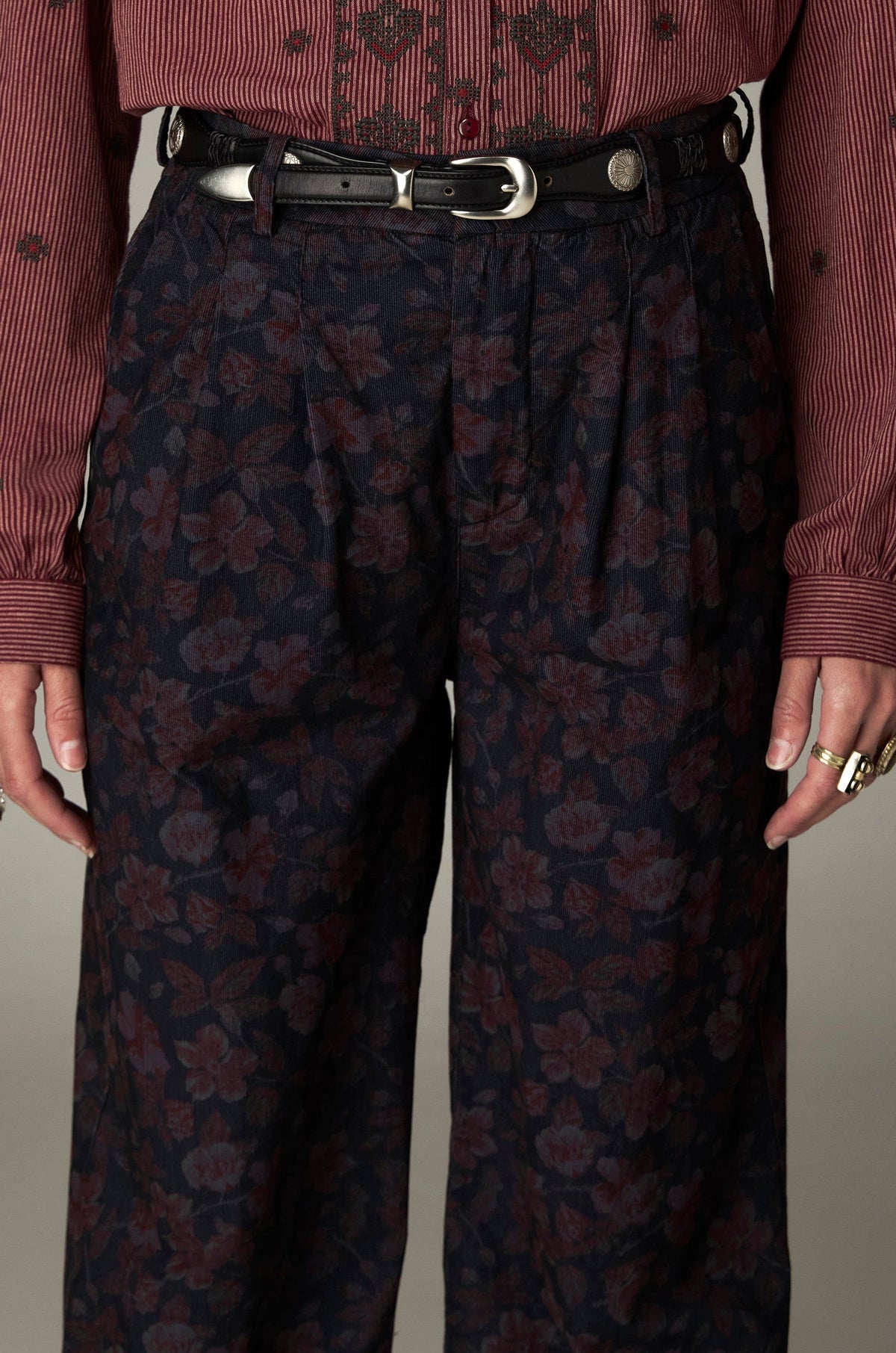 Pantalon large à jambe nette