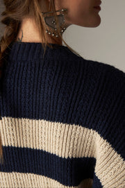 Pull marinière à larges rayures — gros plan encolure au dos